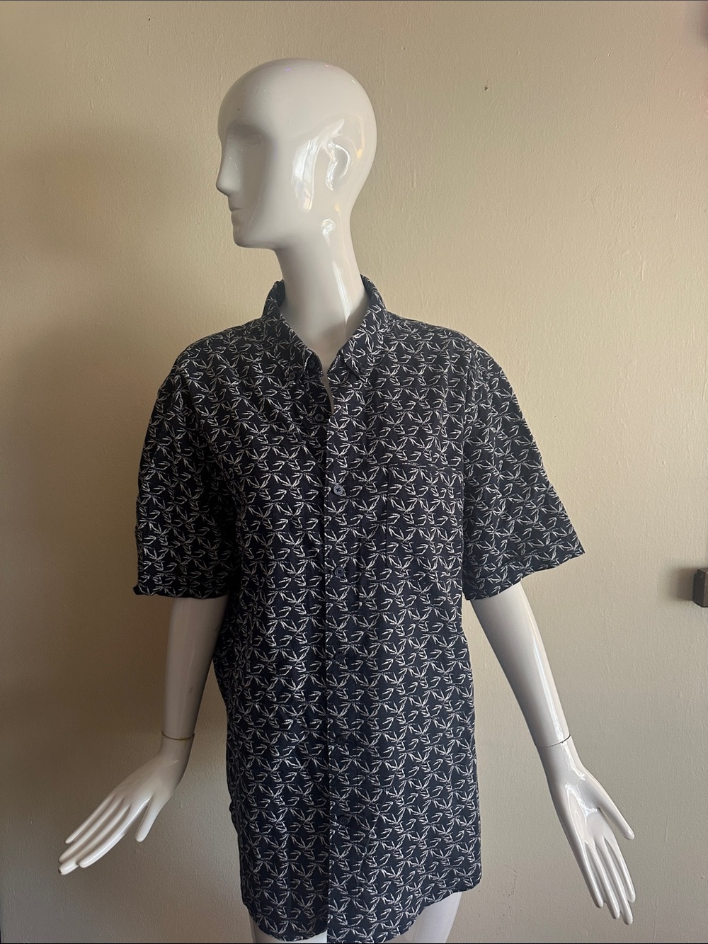 Haggar Navy and White Short-Sleeve Button-Down Shirt with Leaf Motif